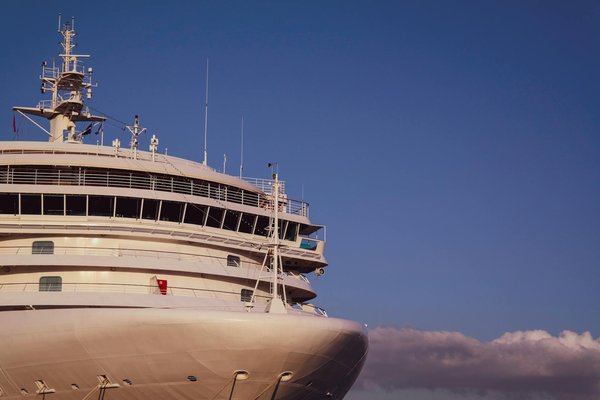 Quelles croisières offrent des séances de yoga au lever du soleil en mer Méditerranée?